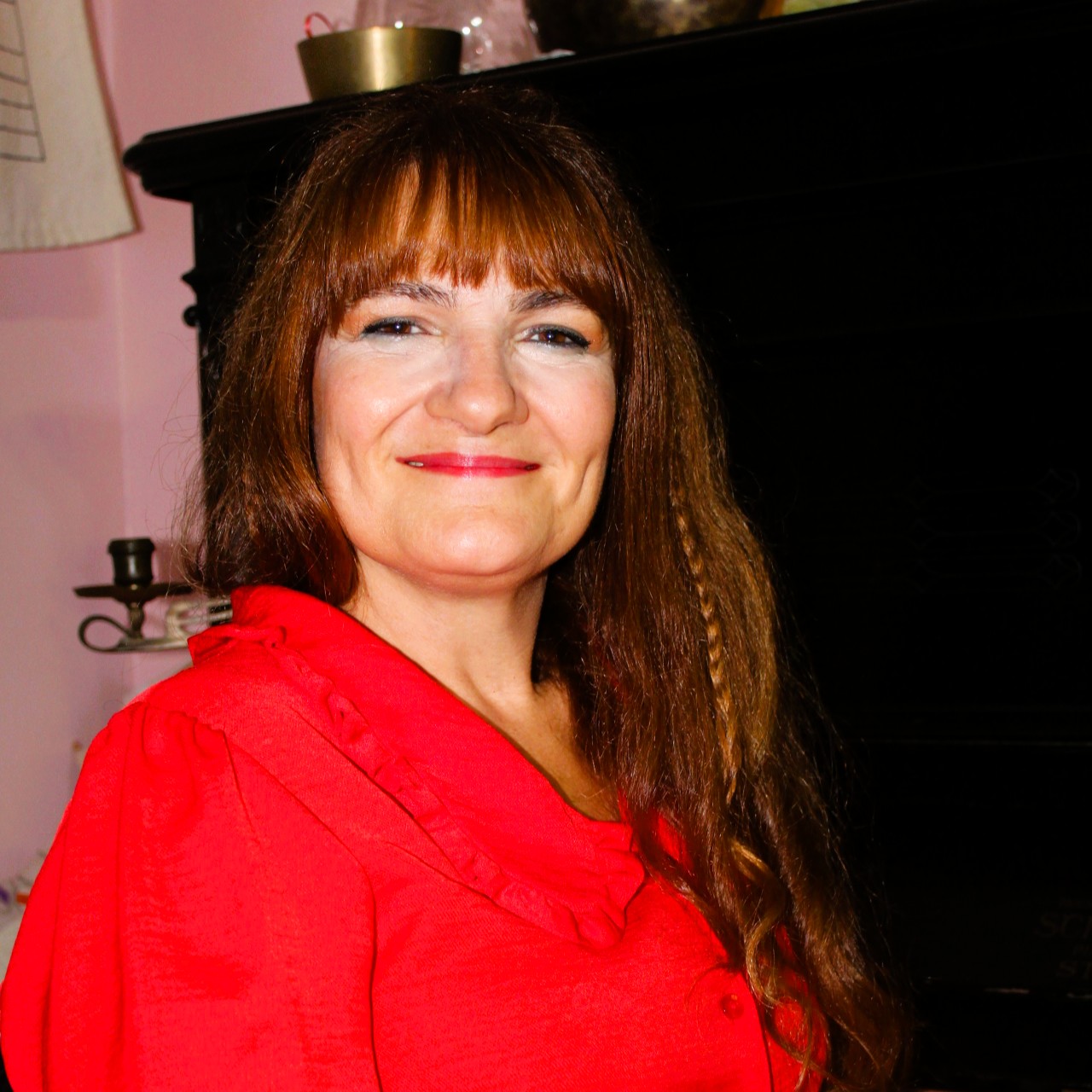 Instructora de piano frente al piano